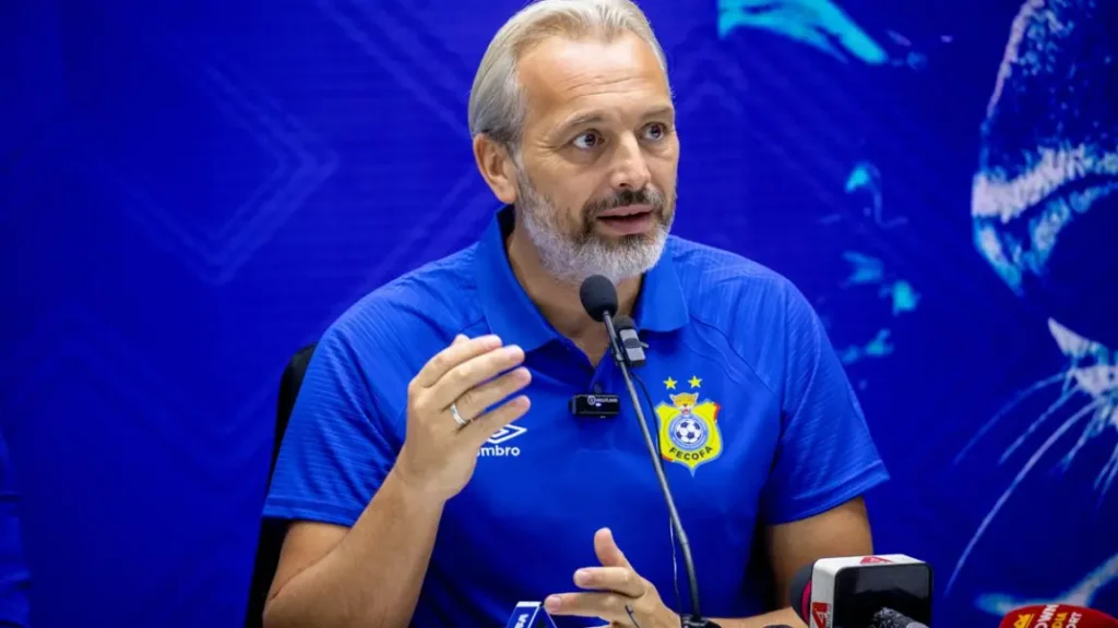 RDC : Sébastien Desabre valide la pelouse du Stade des Martyrs